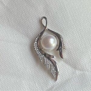 Elegant Silver Pearl Pendant